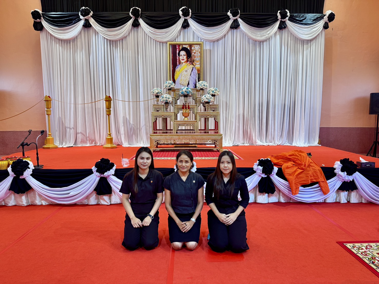 🖤🤍 พช.ระนอง ร่วมพิธีบำเพ็ญกุศลสวดพระอภิธรรม อุทิศถวายพระราชกุศลแด่สมเด็จพระนางเจ้าสิริกิติ์ พระบรมราชินีนาถ พระบรมราชชนนีพันปีหลวง  🤍🖤