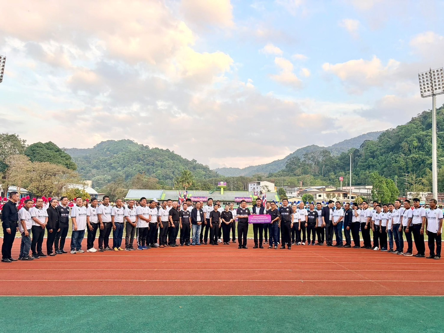 ⛳️🏀⚽️ พช.ระนอง และเครือข่ายกองทุนแม่ของแผ่นดินจังหวัดระนอง ร่วมพิธีเปิดการแข่งขันกีฬา “อบจ.ระนองคัพ ประจำปี 2569” ส่งเสริมกีฬาทุกมิติ ⚽️🏀⛳️