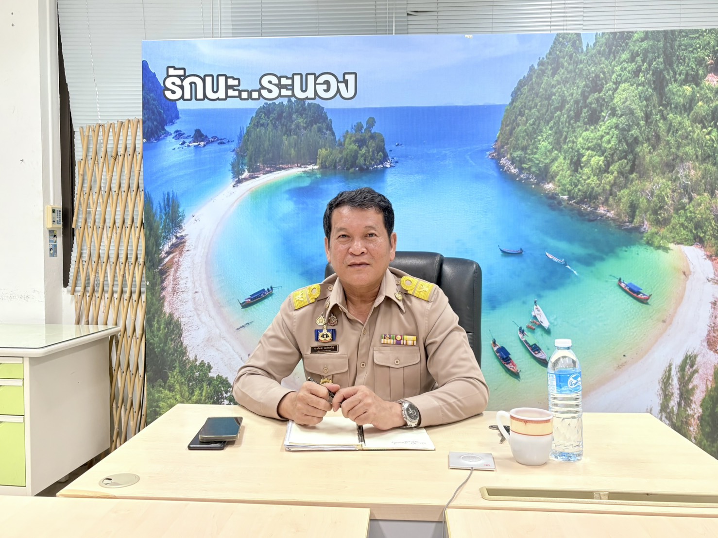 พช. ระนอง ร่วมประชุมมอบนโยบายขับเคลื่อนงานพัฒนาชุมชน มุ่งเป้าเศรษฐกิจฐานรากมั่นคง ยกระดับ OTOP สู่สากล