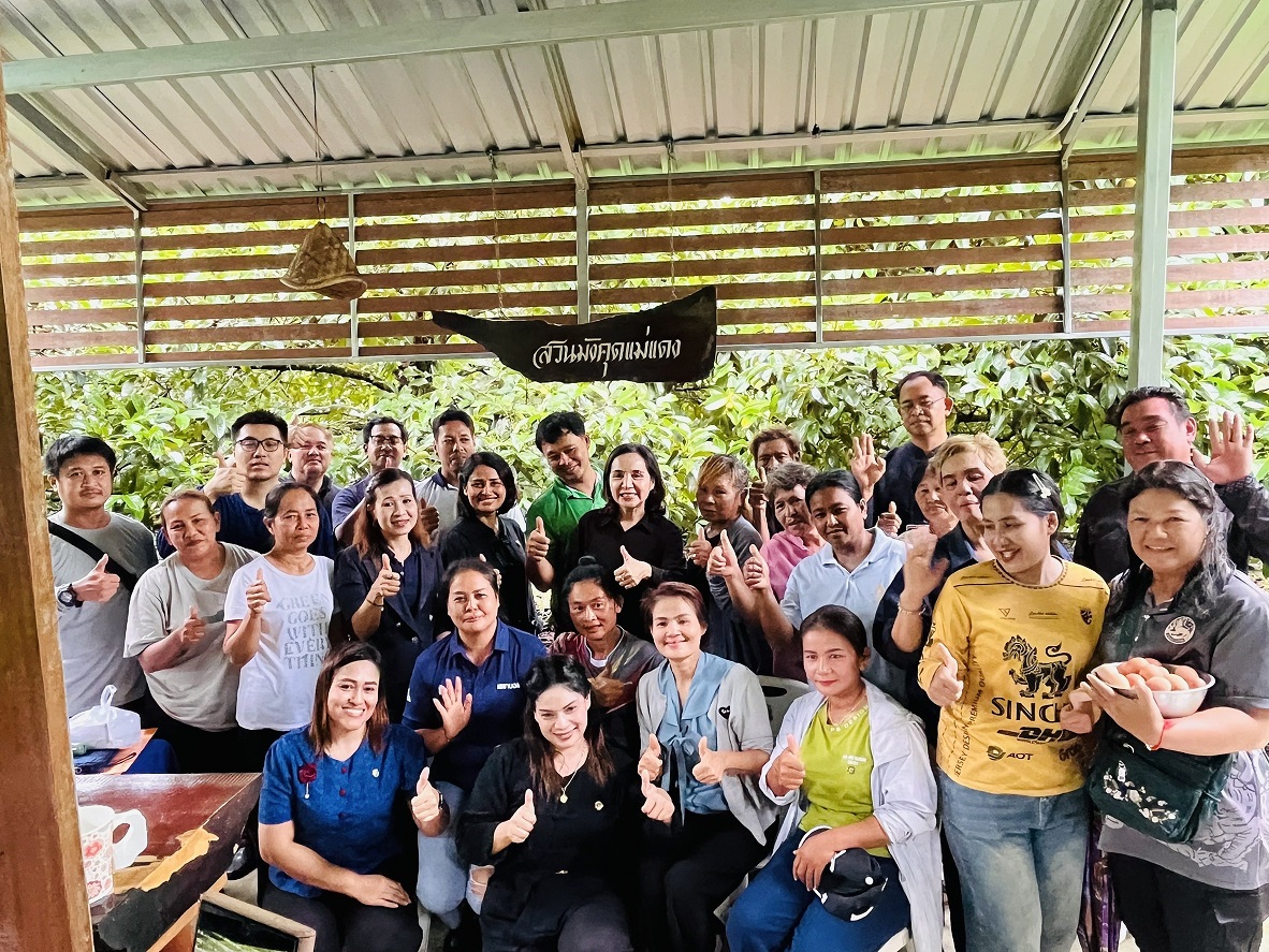 พช.ระนอง ร่วมติดตามและขับเคลื่อนแผนปฏิบัติราชการกรมการพัฒนาชุมชน พร้อมส่งเสริมการสร้างความมั่นคงทางอาหารตามหลักปรัชญาของเศรษฐกิจพอเพียง ผ่านกิจกรรม “แสนกล้า ฝ่าวิกฤต”