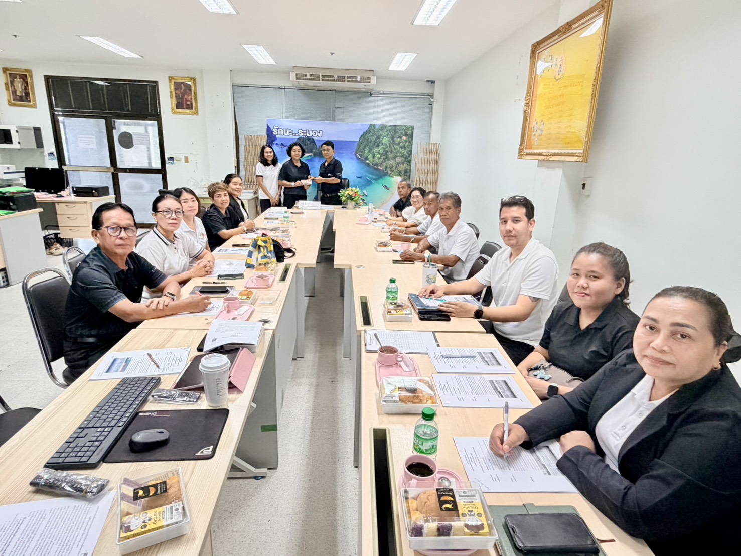 พช.ระนอง และเครือข่ายกองทุนแม่ฯ จังหวัดระนอง ประชุมเตรียมความพร้อมการจัดกิจกรรมเนื่องในวันต่อต้านยาเสพติด  ประจำปี 2569