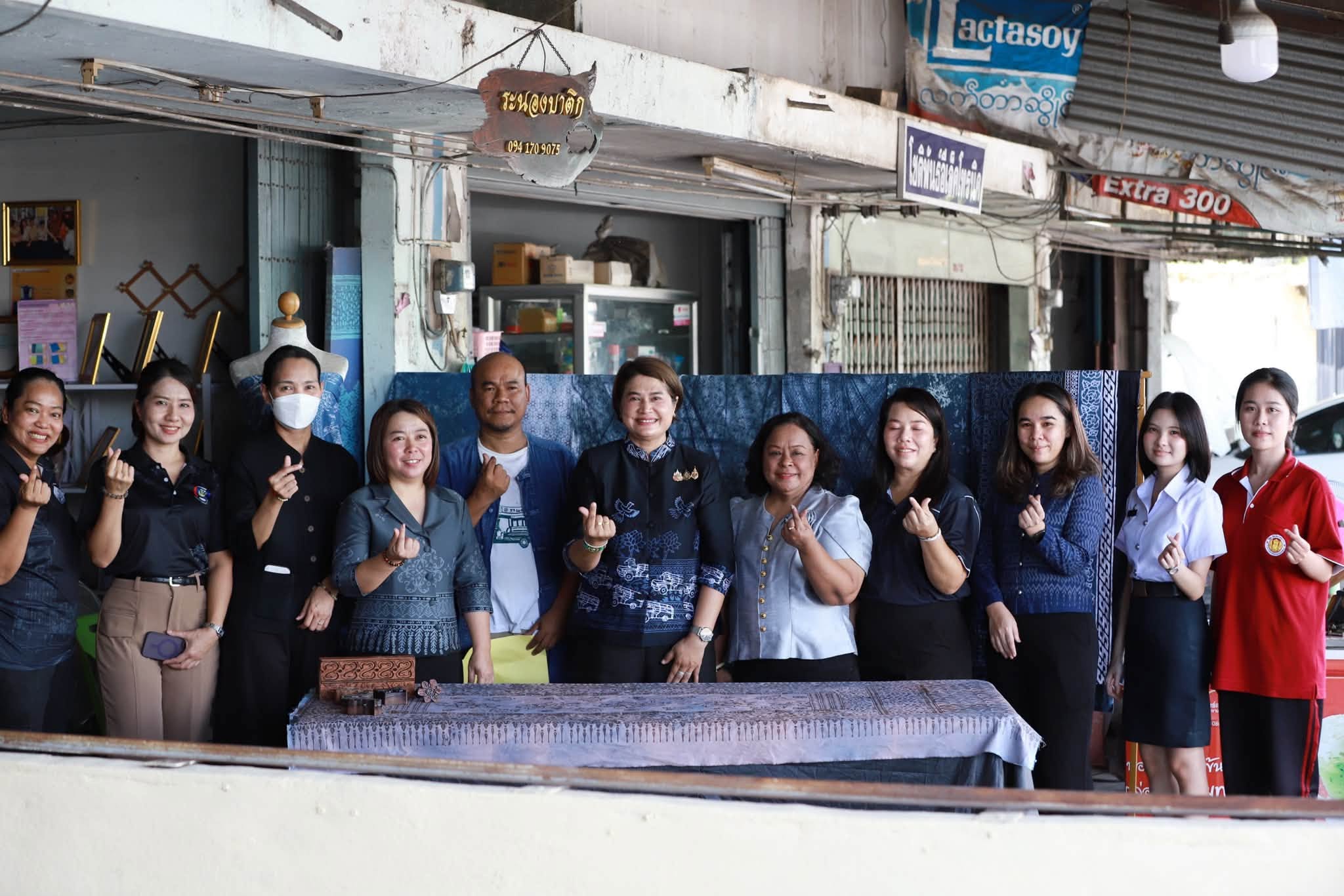 ประธานแม่บ้านมหาดไทยจังหวัดระนอง ร่วมกับ พช.ระนอง ลงพื้นที่หนุนผู้ผลิตผ้าไทย เดินหน้าขับเคลื่อนโครงการ "ผ้าไทยใส่ให้สนุก"
