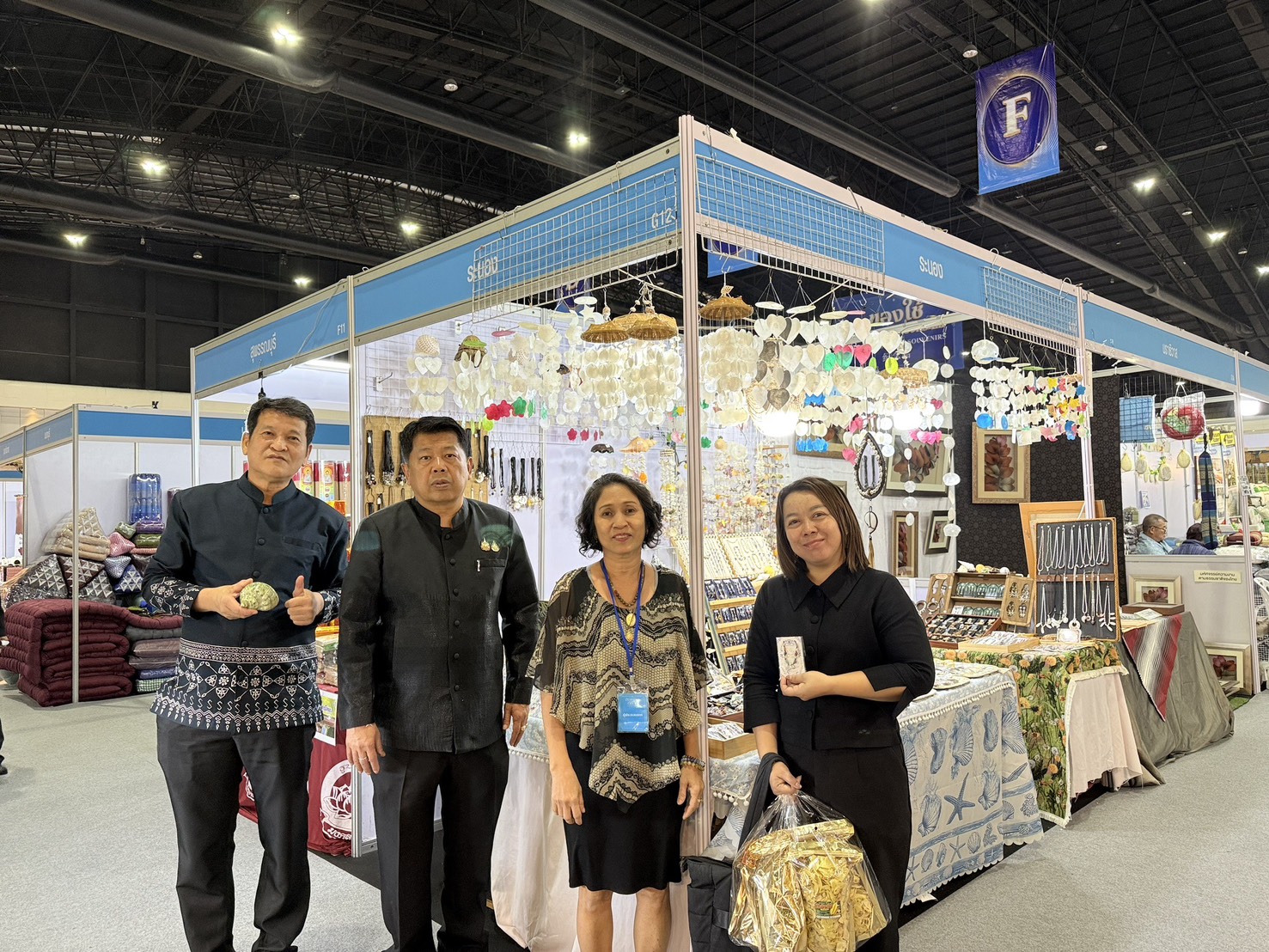 พช.ระนอง สนับสนุนและส่งเสริมผู้ประกอบการสินค้า OTOP ร่วมงาน “ศิลปาชีพ ประทีปไทย OTOP หลอมดวงใจ ด้วยพระบารมี” ปี 2569