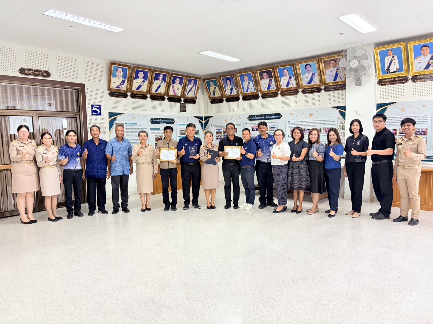 จังหวัดระนอง มอบรางวัลการคัดสรรกองทุน กข.คจ. ดีเด่น ระดับจังหวัด ประจำปี 2569 ในการประชุมคณะกรมการจังหวัดระนอง ครั้งที่ 9/2569